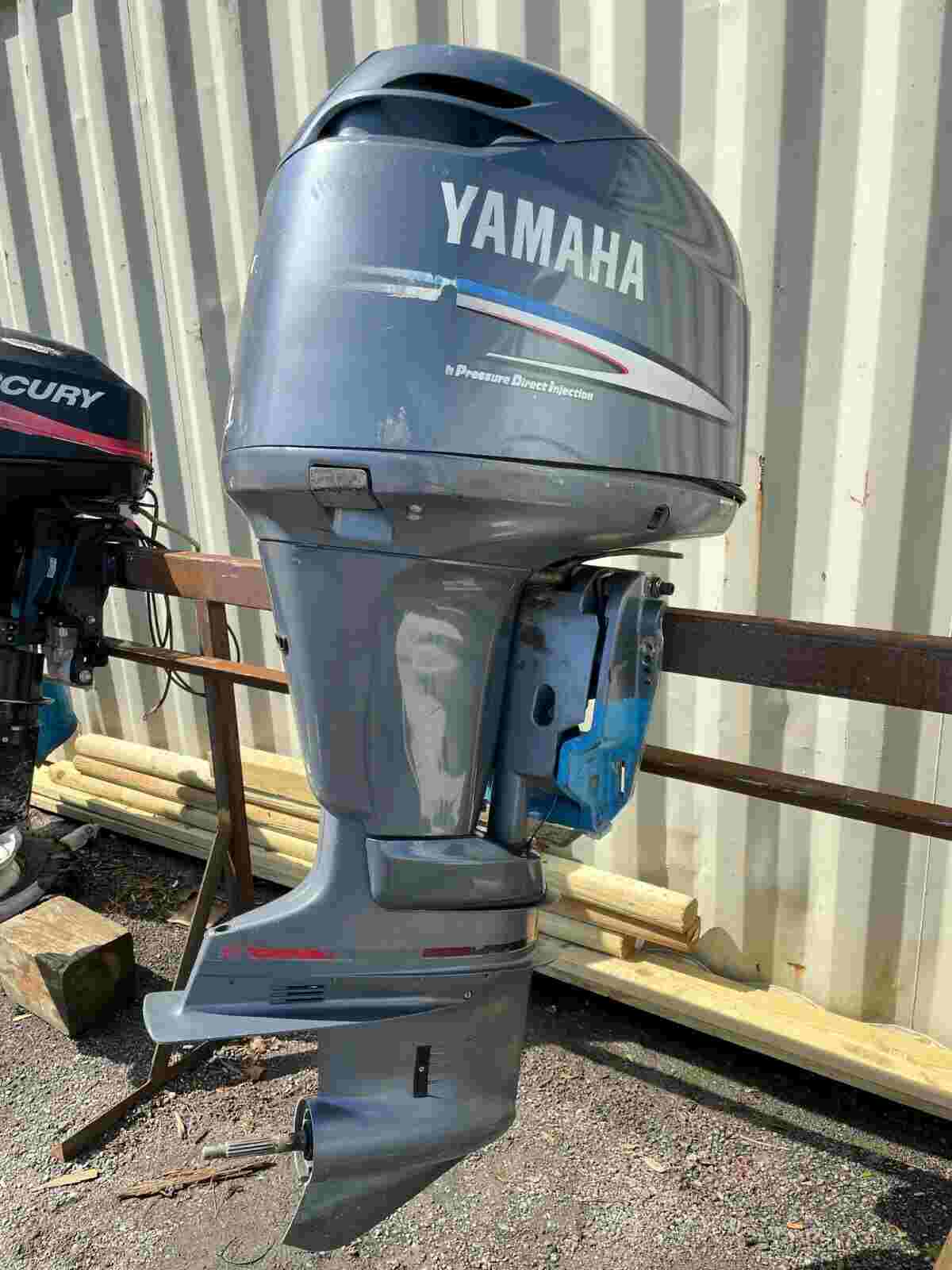 2004 Yamaha 150HP 2 Stroke 25 Shaft Outboard Motor